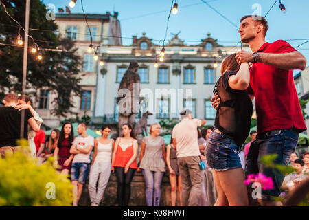 Lviv, Ukraine - juin 9, 2018. Les gens danser la salsa et bachata au café en plein air par Diana à Lviv Banque D'Images