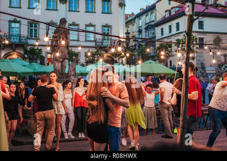 Lviv, Ukraine - juin 9, 2018. Les gens danser la salsa et bachata au café en plein air par Diana à Lviv Banque D'Images