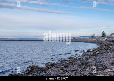 La promenade nord de Largs à vers Aubery point sur une froide journée d'octobre. Banque D'Images