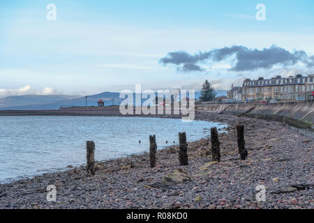 À la recherche sur le vieux piliers de bois de ce qui était autrefois l'hover craft jetty vers Aubery Point dans largs Banque D'Images