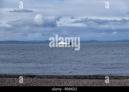 Par une froide journée à Largs en octobre sur l'eau un ferry se trouve en attente d'entrer Largs Pier. Banque D'Images