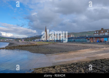 Largs, Ecosse, UK - 31 octobre 2018 : Rue Du Nord à largs Gallowgate à Greenock Road et de l'emblématique tour de l'église de St Columba's Parish Chur Banque D'Images