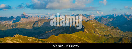 Panorama depuis le mont Nebelhorn, 2224m, vue sur les Alpes d'Allgäu, Allgäu, Bavière, Allemagne Banque D'Images