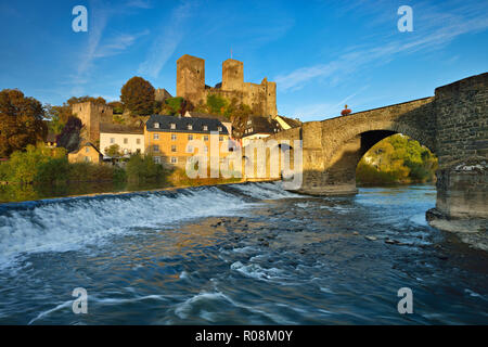 Château et ville médiévale avec Runkel pont de pierre, la rivière Lahn avec Weir, Runkel, Hesse, Allemagne Banque D'Images