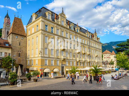 Bolzano Gate, Porta di Bolzano, église paroissiale Saint Nicolas, église de San Nicolò, vieille ville de Merano, le Trentin, le Tyrol du Sud Banque D'Images