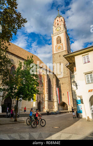 L'église paroissiale de Saint Nicolas, l'église de San Nicolò, vieille ville de Merano, le Trentin, le Tyrol du Sud, Italie Banque D'Images