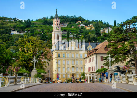 Bolzano Gate, Porta di Bolzano, passer Promenade, l'église paroissiale de Saint Nicolas, l'église de San Nicolò, vieille ville de Merano Banque D'Images