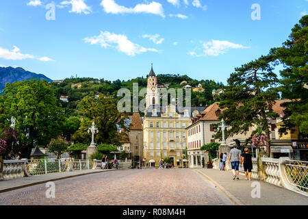 Passer Promenade, Bolzano, la porte Porta di Bolzano, église paroissiale Saint Nicolas, église de San Nicolò, vieille ville de Merano Banque D'Images