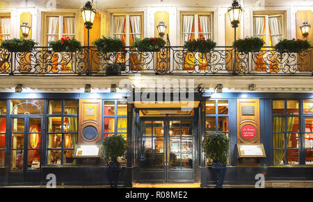 Historique Le Café Procope dans la soirée , Paris, France. Banque D'Images