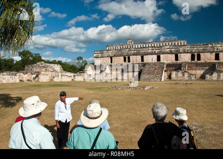 Un groupe de touristes visite le Palace (El Palacio) sur l'ancien site maya de kabah, Yucatan, Mexique. Banque D'Images