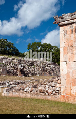 La grande cour de jeu utilisé pour jouer un jeu de balle mésoaméricain, au site archéologique d'Uxmal, Yucatan, Mexique. Banque D'Images