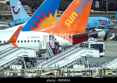 Aéroport Palma de Majorque, passagers embarquant dans l'avion Boeing 737, Sunwing, Espagne, Europe L'aéroport Espagne embarquement dans l'avion escaliers compagnies aériennes low-cost Banque D'Images