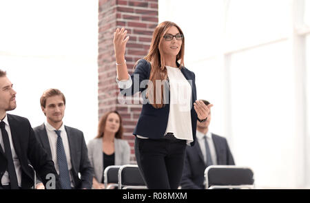 Jeune femme de l'équipe d'adressage à la réunion Banque D'Images