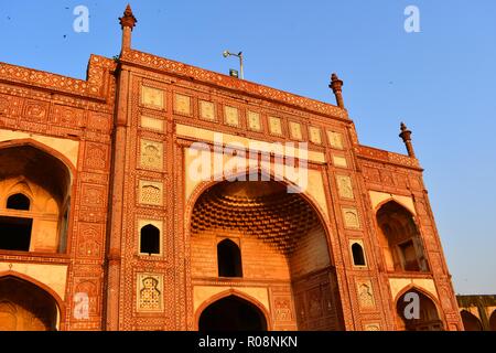 Close up de Jahangir's Tomb, entrée contre un ciel bleu. Les gravures de détaillées sur la paroi intérieure. Banque D'Images