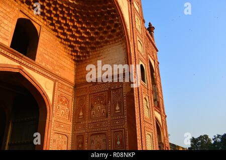 Close up de Jahangir's Tomb, entrée contre un ciel bleu. Les gravures de détaillées sur la paroi intérieure. Banque D'Images