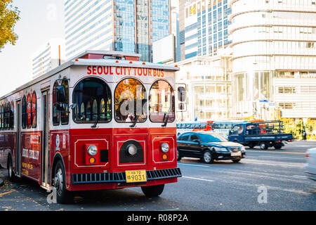 Seoul, Corée - 31 octobre 2018 : visite de la ville de Séoul à bus Rue Cheonggye Gwanghwamun square en automne Banque D'Images