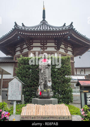 Statue Jizo Bosatsu, avec ihai comprimés memorial, Jizoji 5 temple, temple 88 Shikoku pèlerinage, Tokushima, Japon Banque D'Images