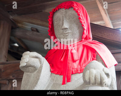 Statue Jizo Bosatsu, sur le champ de culte, Itano, Tokushima, Shikoku, Japon Banque D'Images