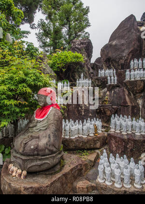 Statue Jizo Bosatsu et Kannon temple 3 chiffres, Konsenji, Shikoku 88 pèlerinage temple, Tokushima, Japon Banque D'Images