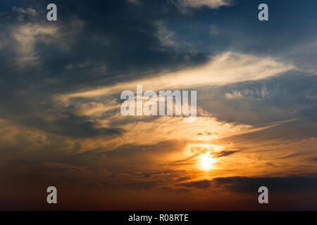 Beau ciel avec nuages et soleil se lève derrière le nuage Banque D'Images