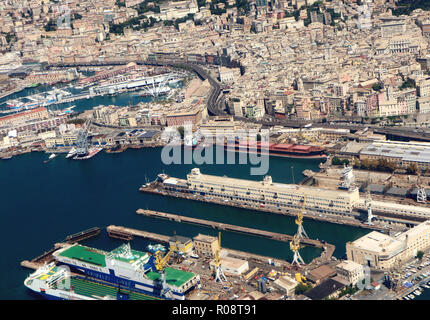 Gênes, Italie - 27 août 2018 L'Italie, vue aérienne du port de Gênes le grand port italien. Banque D'Images