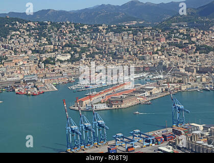 Gênes, Italie - 27 août 2018 L'Italie, vue aérienne du port de Gênes, le principal port italien Banque D'Images