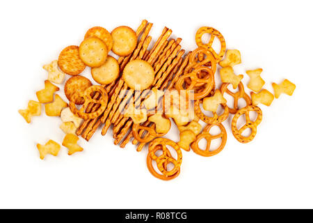 Une photo d'un tas de sel des craquelins, des bâtons, des bretzels, et goldfishes, tourné à partir de ci-dessus, sur un fond blanc avec une place pour le texte Banque D'Images