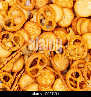 Une photo d'un grand nombre de sel des craquelins, des bâtons, des bretzels, et goldfishes, un mélange salé en plongée des collations, vibrant texture Banque D'Images