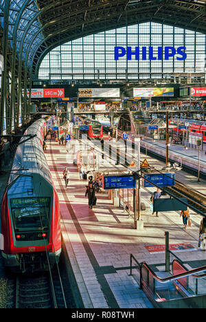 Vue intérieure d'Hamburg Hauptbahnhof Banque D'Images