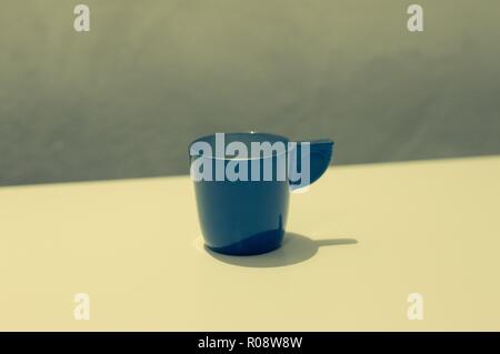 Tasse à café bleu isolé sur un tableau blanc (Pesaro, Italie, Europe) Banque D'Images