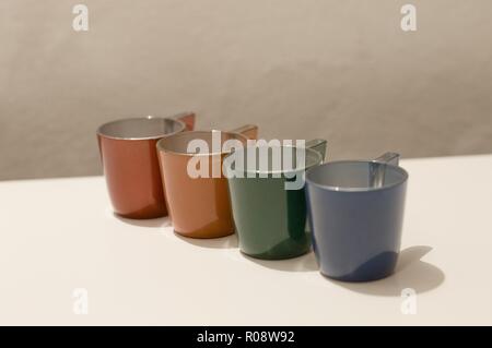 Quatre tasses à café de couleur sur un tableau blanc (Pesaro, Italie, Europe) Banque D'Images