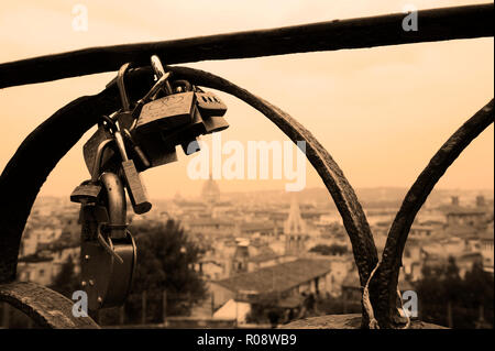 Rome, Italie - 12 octobre 2018 : cadenas amoureux sur un pont. Vue depuis le Pincio à Rome, Italie Banque D'Images