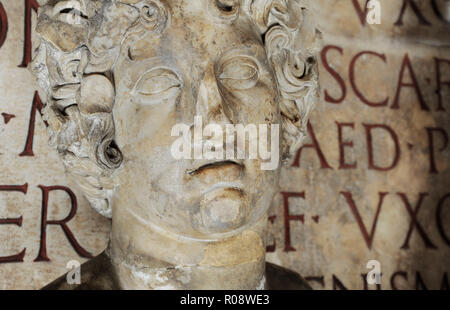 Tête du dieu romain Bacchus dans les musées du Capitole à Rome. Sur l'arrière-plan inscription latine antique. Rome, Italie Banque D'Images