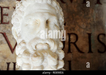 Buste d'imperator Commodus dans le musée du Capitole à Rome. Sur l'arrière-plan inscription latine antique. Rome, Italie Banque D'Images