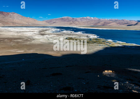 Vue aérienne sur les Tso Kar, un lac salé situé à une altitude de 4,530 m au-dessus du niveau de la mer dans la région de Changtang. Banque D'Images