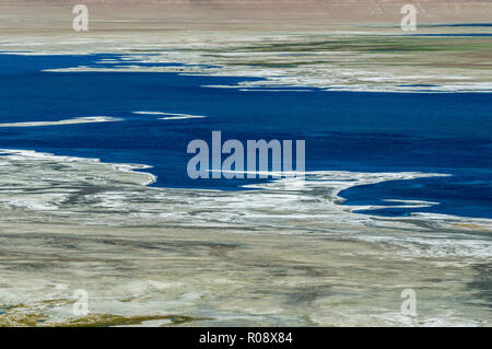 Vue aérienne sur les Tso Kar, un lac salé situé à une altitude de 4,530 m au-dessus du niveau de la mer dans la région de Changtang. Banque D'Images