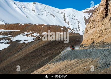 Un camion roulant sur la route poussiéreuse menant à Taglang La (5,325 m), le plus haut col sur la route Manali-Leh Banque D'Images