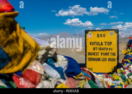 L'événement important à Fotu La haut, un passage à une altitude de 4.108 m au-dessus du niveau de la mer sur la route Srinagar-Leh-prayerflags bouddhiste, entouré de Banque D'Images