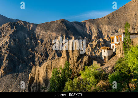 Lamayuru Gompa, entouré de paysage et ciel bleu, est le plus ancien et le plus grand monastère existant au Ladakh, construit sur une colline Banque D'Images