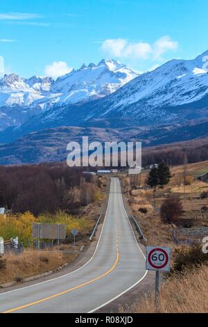 La route 7, connu sous le nom de route Austral ou Carretera Austral, ici avec les montagnes des Andes à l'arrière près de la ville de Villa Cerro Castillo Banque D'Images