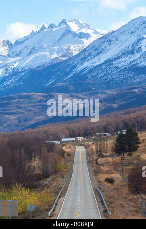 La route 7, connu sous le nom de route Austral ou Carretera Austral, ici avec les montagnes des Andes à l'arrière près de la ville de Villa Cerro Castillo Banque D'Images