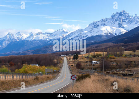 La route 7, connu sous le nom de route Austral ou Carretera Austral, ici avec les montagnes des Andes à l'arrière près de la ville de Villa Cerro Castillo Banque D'Images