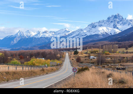 La route 7, connu sous le nom de route Austral ou Carretera Austral, ici avec les montagnes des Andes à l'arrière près de la ville de Villa Cerro Castillo Banque D'Images