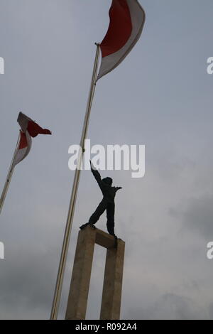 Jakarta, 21 Octobre 2018 | une statue de l'Irian Occidental Liberation Monument dans la ligne de l'Indonésie drapeau à Bull's Field (Lapangan Banteng) Banque D'Images