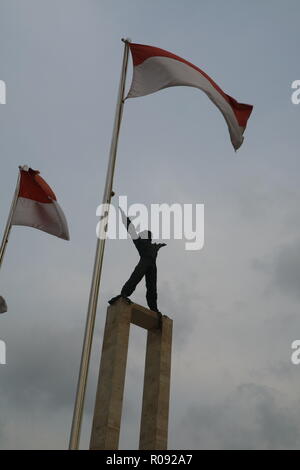 Jakarta, 21 Octobre 2018 | une statue de l'Irian Occidental Liberation Monument dans la ligne de l'Indonésie drapeau à Bull's Field (Lapangan Banteng) Banque D'Images