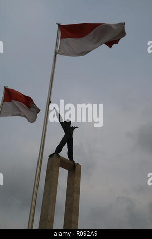 Jakarta, 21 Octobre 2018 | une statue de l'Irian Occidental Liberation Monument dans la ligne de l'Indonésie drapeau à Bull's Field (Lapangan Banteng) Banque D'Images