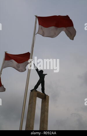 Jakarta, 21 Octobre 2018 | une statue de l'Irian Occidental Liberation Monument dans la ligne de l'Indonésie drapeau à Bull's Field (Lapangan Banteng) Banque D'Images