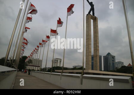 Jakarta, 21 Octobre 2018 | une statue de l'Irian Occidental Liberation Monument dans la ligne de l'Indonésie drapeau à Bull's Field (Lapangan Banteng) Banque D'Images