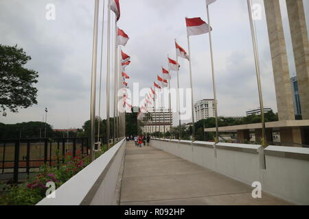 Jakarta, 21 Octobre 2018 | une statue de l'Irian Occidental Liberation Monument dans la ligne de l'Indonésie drapeau à Bull's Field (Lapangan Banteng) Banque D'Images