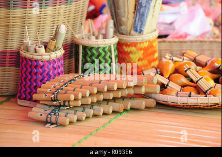 L'artisanat de conteneur, souviner, musique instrument fabriqué à partir de bambou et rotin réalisés dans Sabah Malaisie Bornéo. Banque D'Images